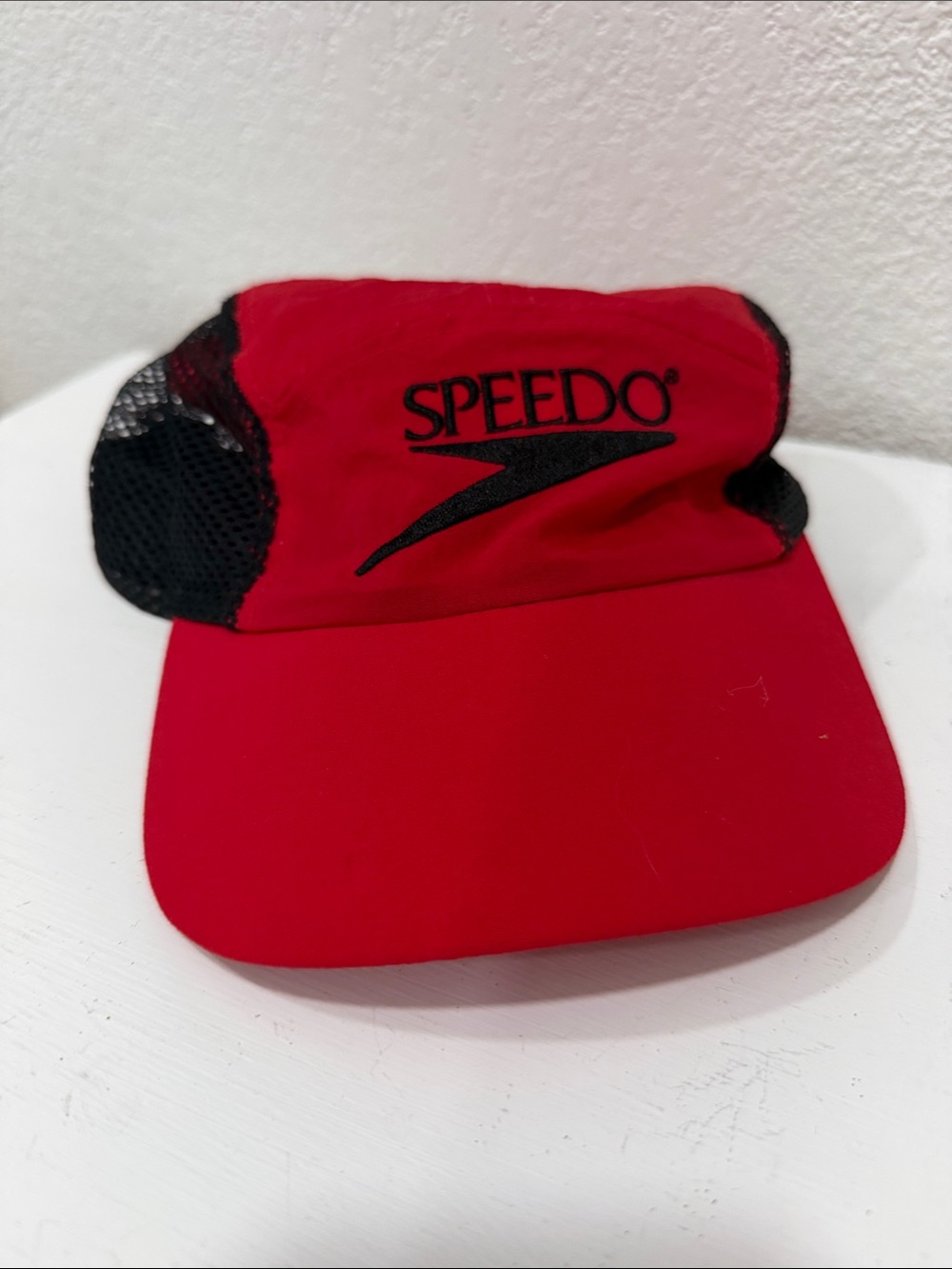 Speedo Red and Black Mesh Visor, Velcro Closure Onesize